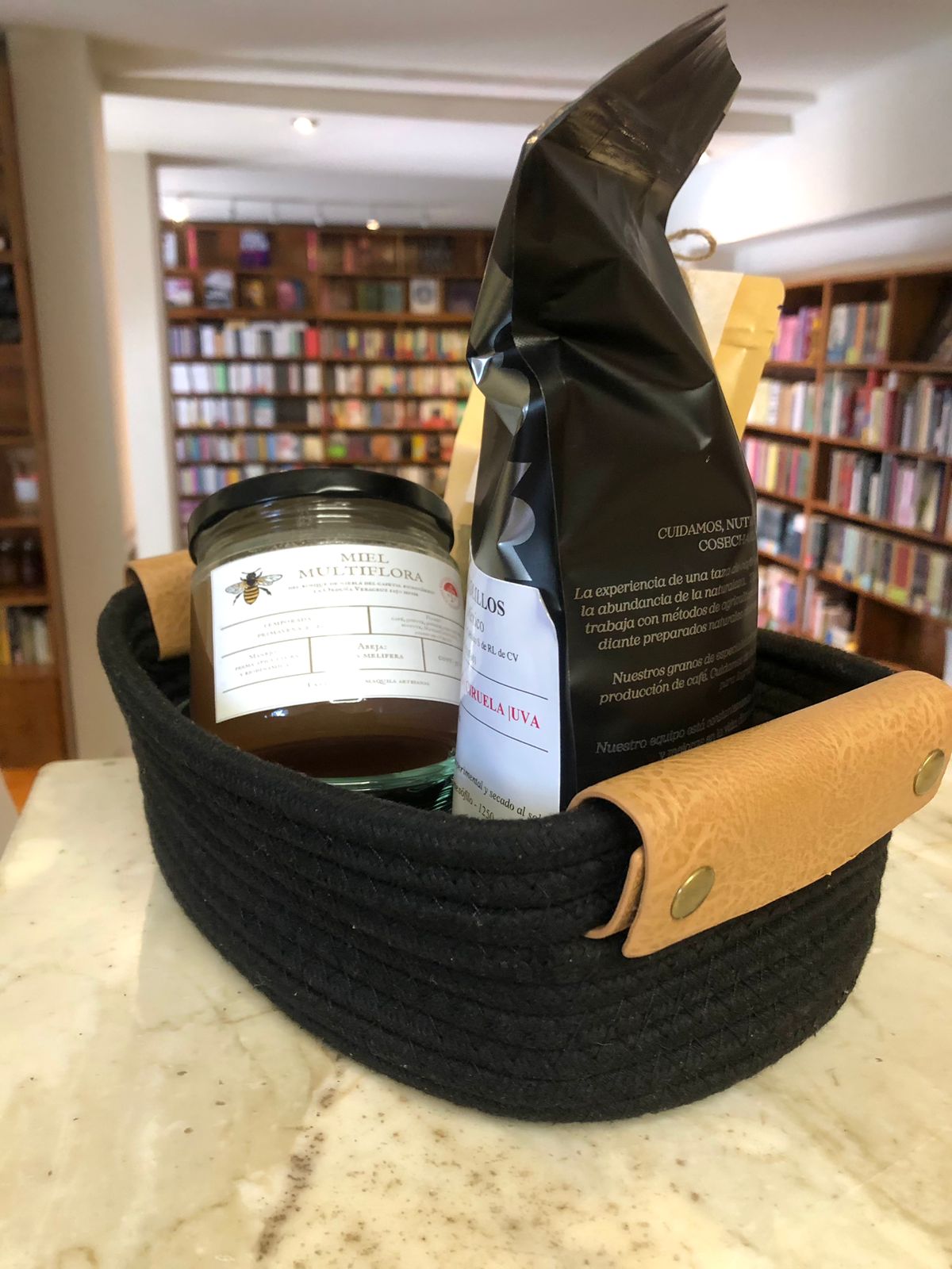 Canasta de Regalo (1 Cafe:Gesha, 1 Té cedrón y 1 Miel)